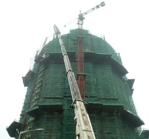 龙湖吊车在工地上作业